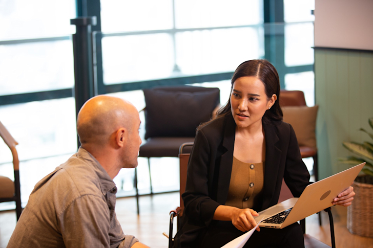 Man en vrouw communiceren effectief