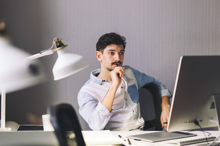 businessman-working-kantoor-bureau-man-nadenken