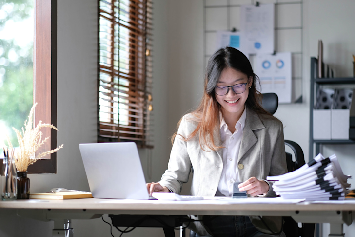 vrouw-administratie-factuur-werken-kantoor-zelfstandige-ondernemer
