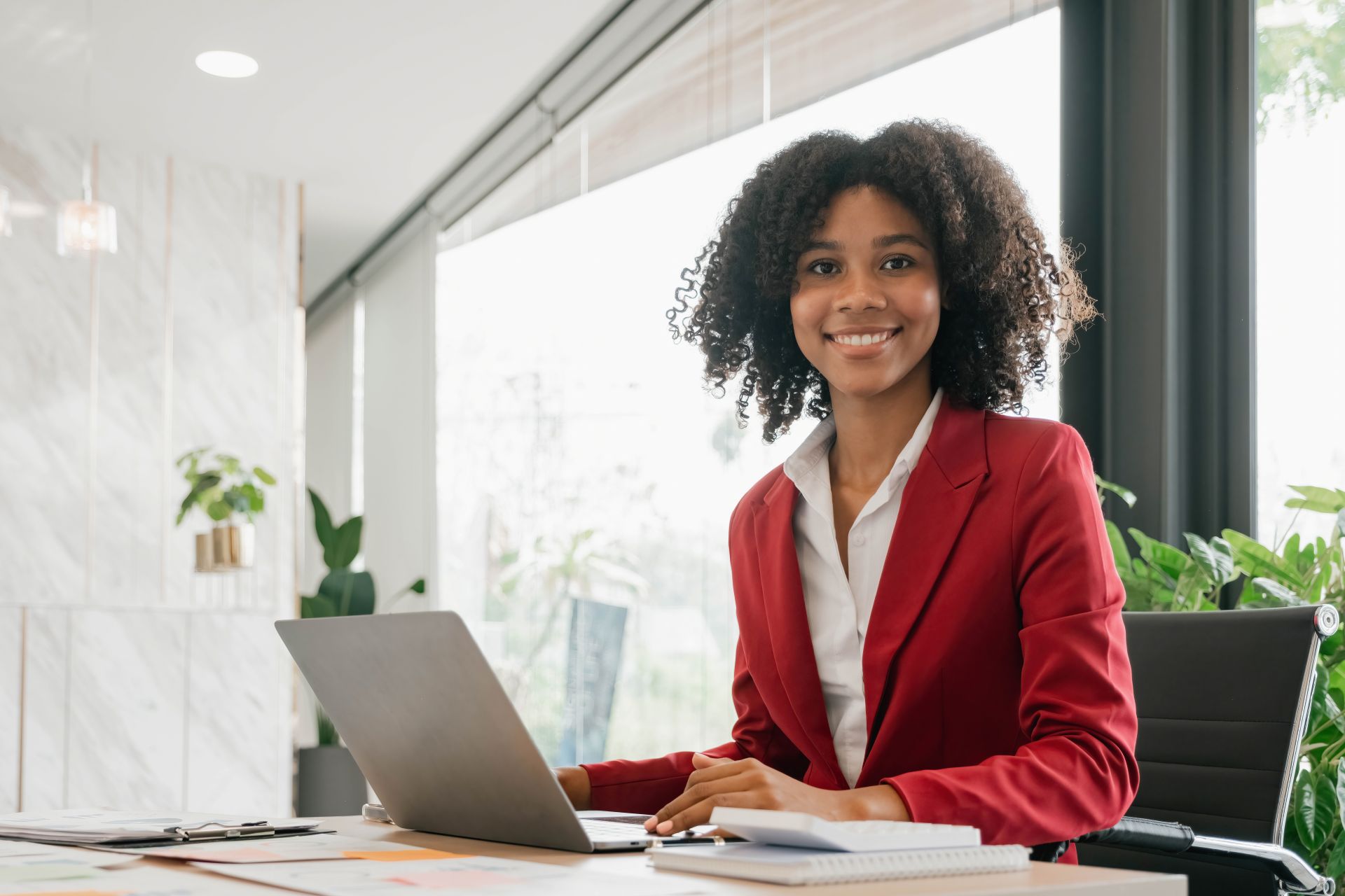 young-professional-woman-works-at-bright-office
