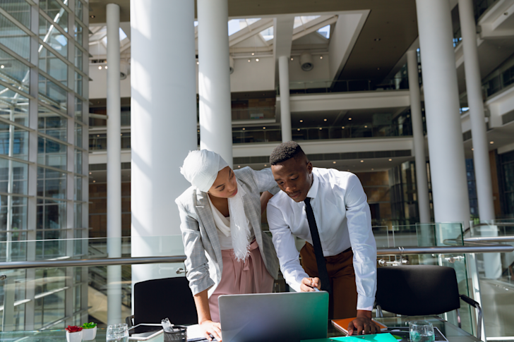 Man en vrouw bij laptop - ICT calamiteitenplan