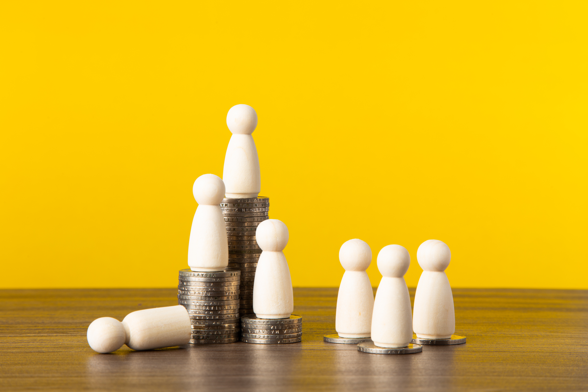 Pionnen op stapeltjes euromunten - minimum loon