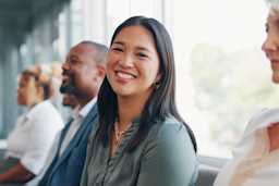 HRM personeel managen vrouw kijkt lachend in camera