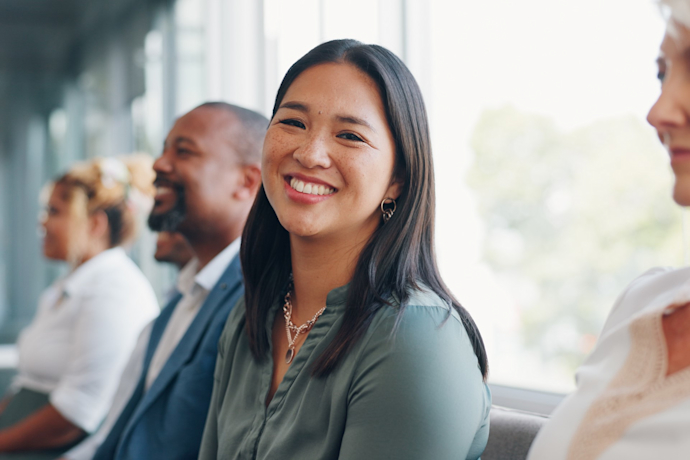 HRM personeel managen vrouw kijkt lachend in camera