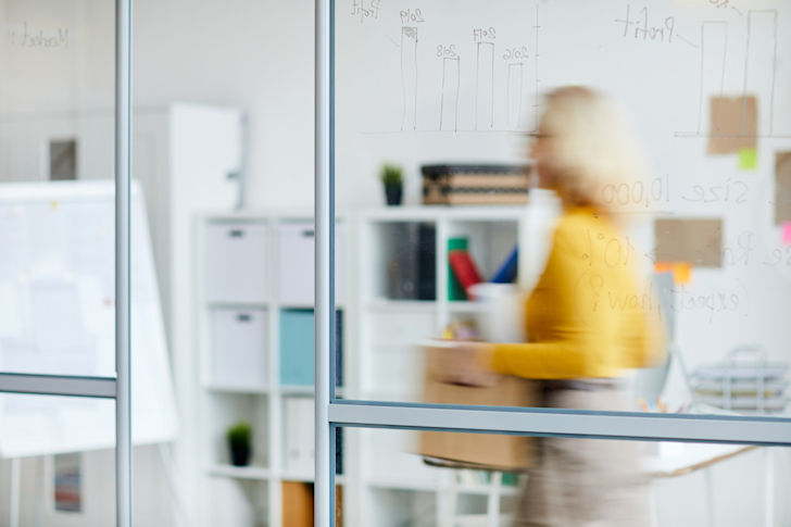 ontslag-vrouw-wegwezen-kantoor