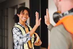 bouw-constructie-collega-blij-prestatie