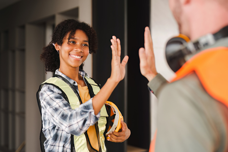 bouw-constructie-collega-blij-prestatie