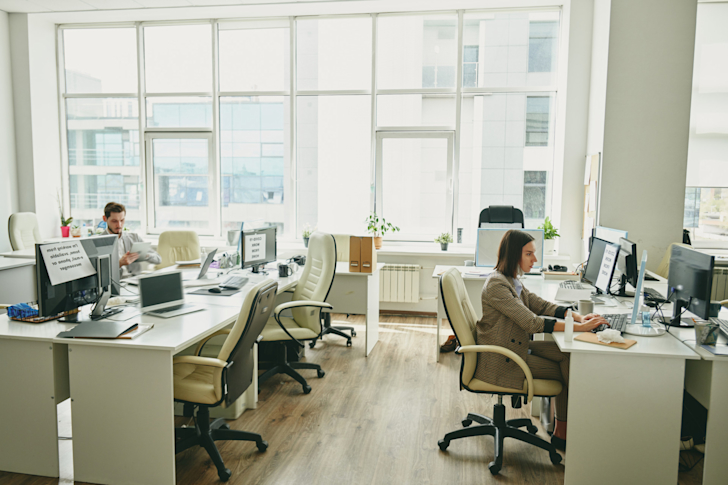 personeel-kantoor-corona-afstand-werkplek
