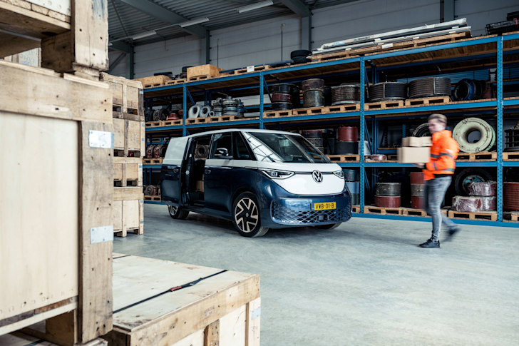 ID. Buzz Cargo binnen met persoon