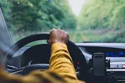 persoon rijdt auto autobelastingen