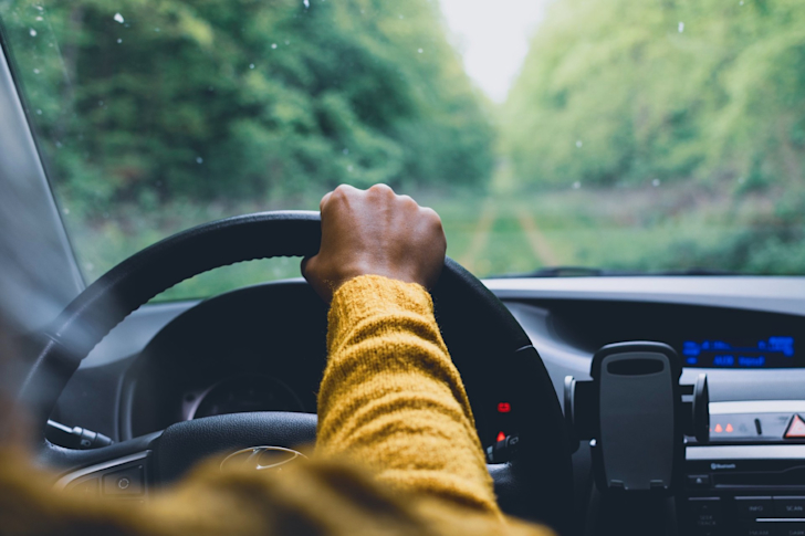 persoon rijdt auto autobelastingen