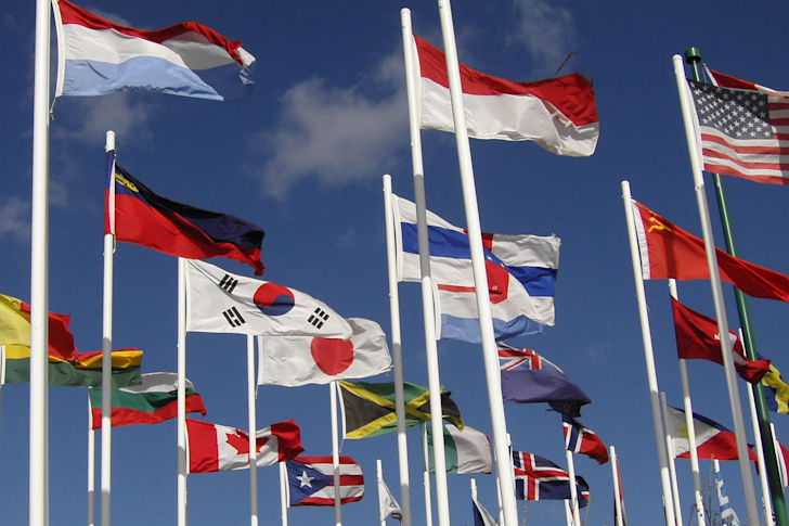 vlaggen-landen-blauwe-lucht