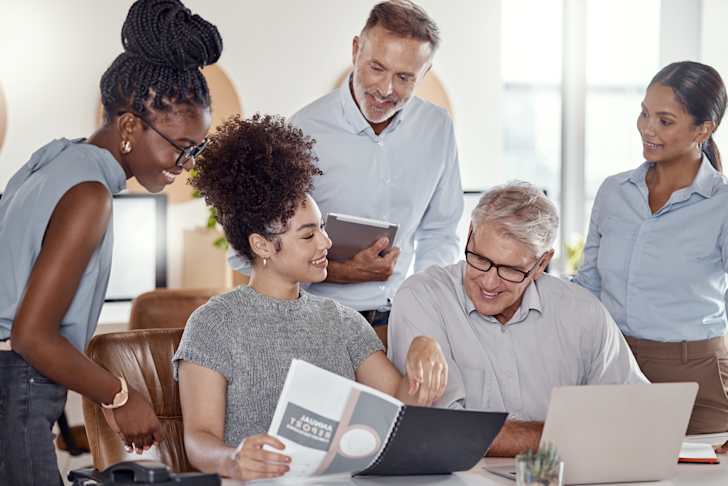Groep collega-s aan tafel employer branding strategie