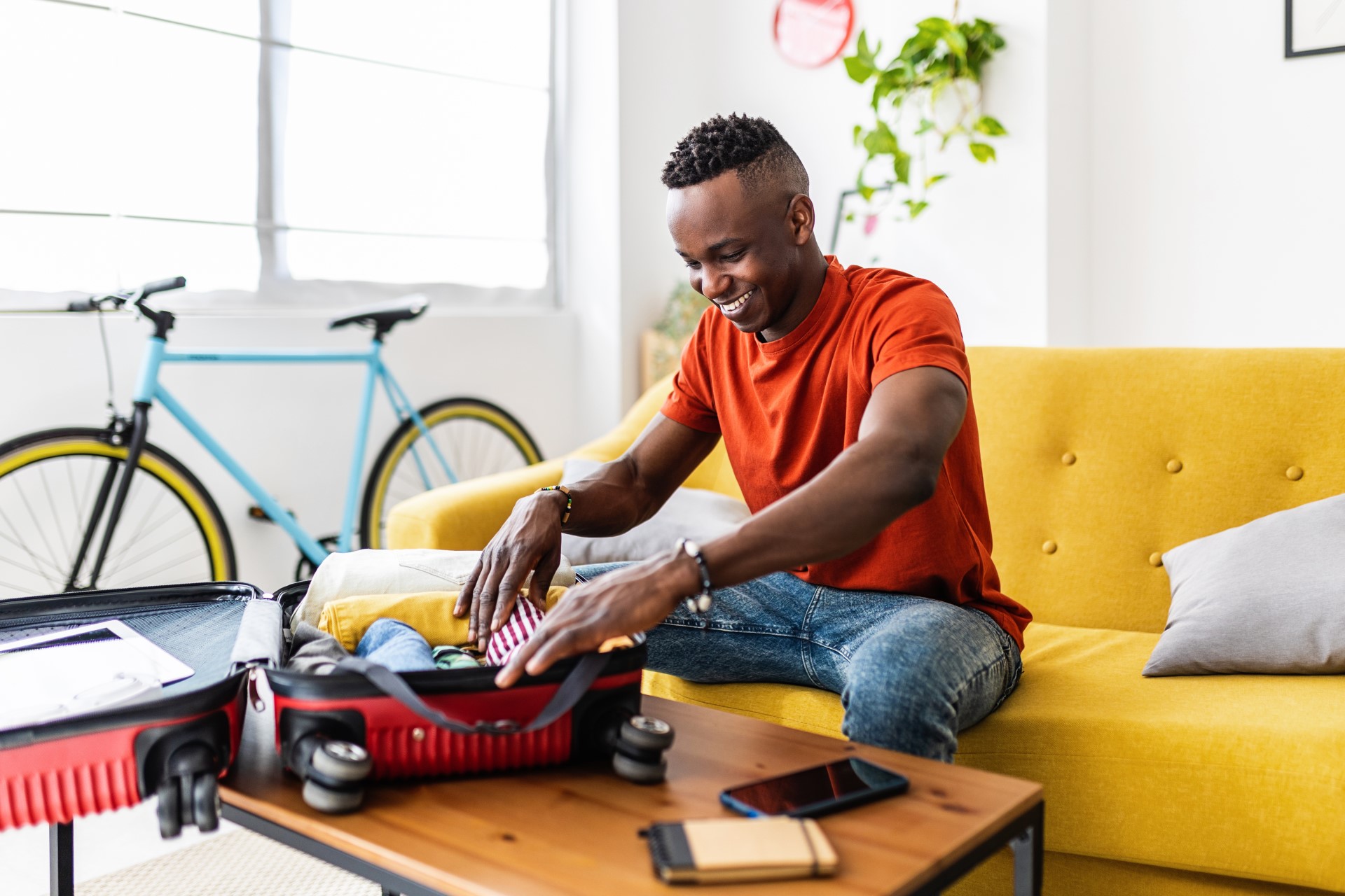Belasting over vakantiegeld, deze jonge medewerker gaat op vakantie