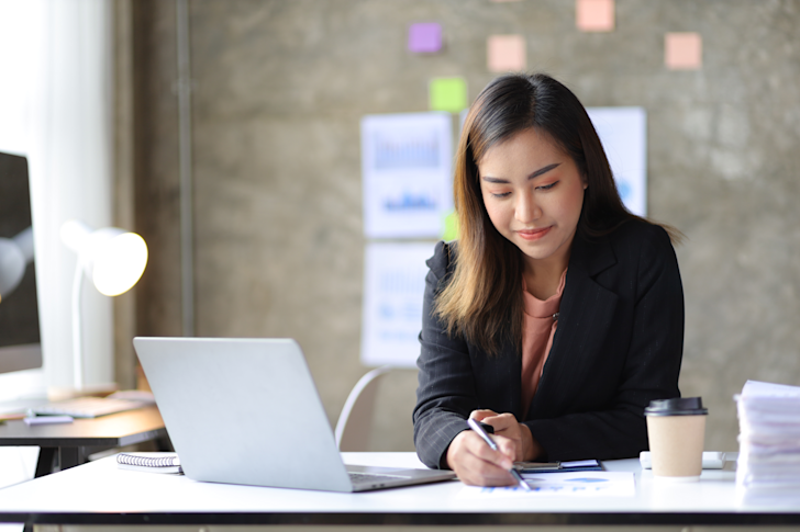 Zakenvrouw achter laptop - DGA pensioen