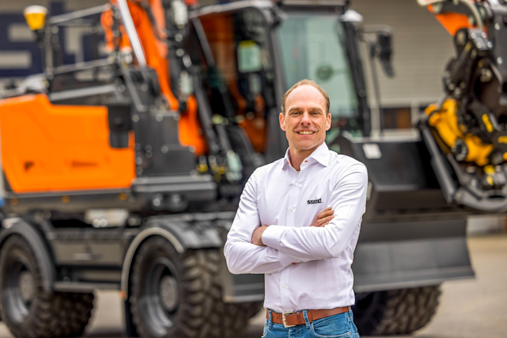 Ondernemer Pieter Staadegaard van Staad voor een van de grondverzetmachines