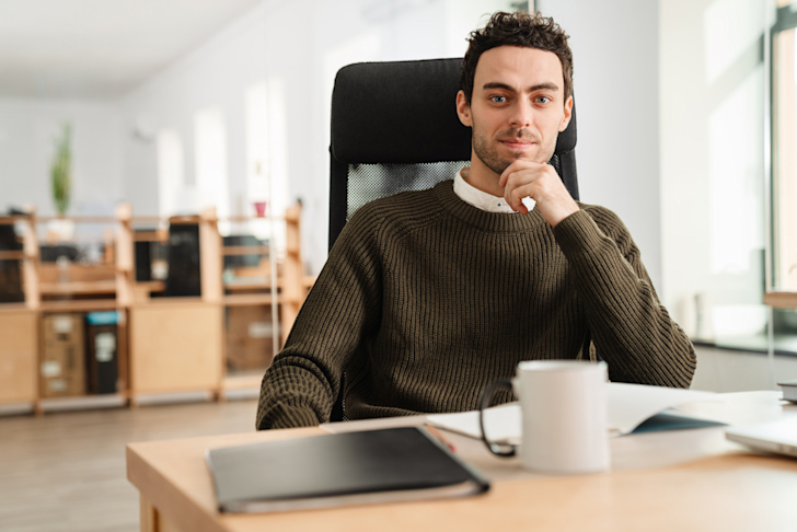 entrepreneur-ondernemer-laptop-bureau-kantoor-man