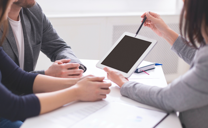 expert-explaining-contract-terms-and-advantages-to-Y3TC8N2