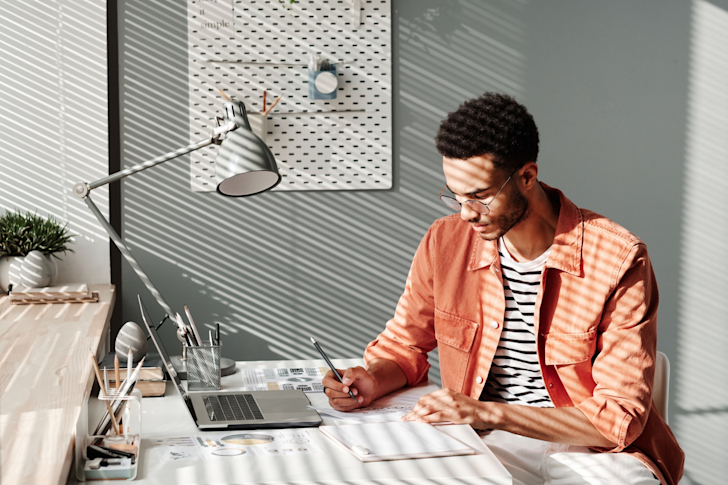 Man aan het werk met laptop en papieren turboliquidatie