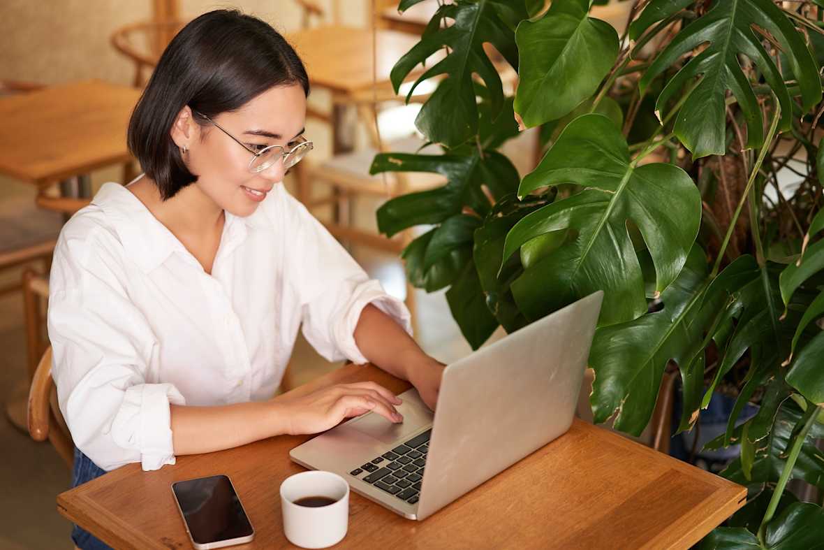Ondernemende jonge vrouw schrijft vacaturetekst op haar laptop