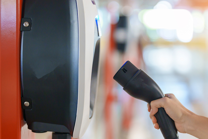 ev-elektrisch-laden-stekker-zakelijk-auto-vrachtwagen-laadpaal