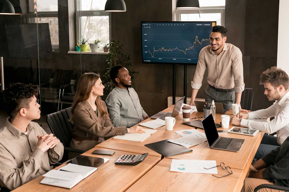 collega-team-manager-werkgever-baas-werknemers-overleg-meeting