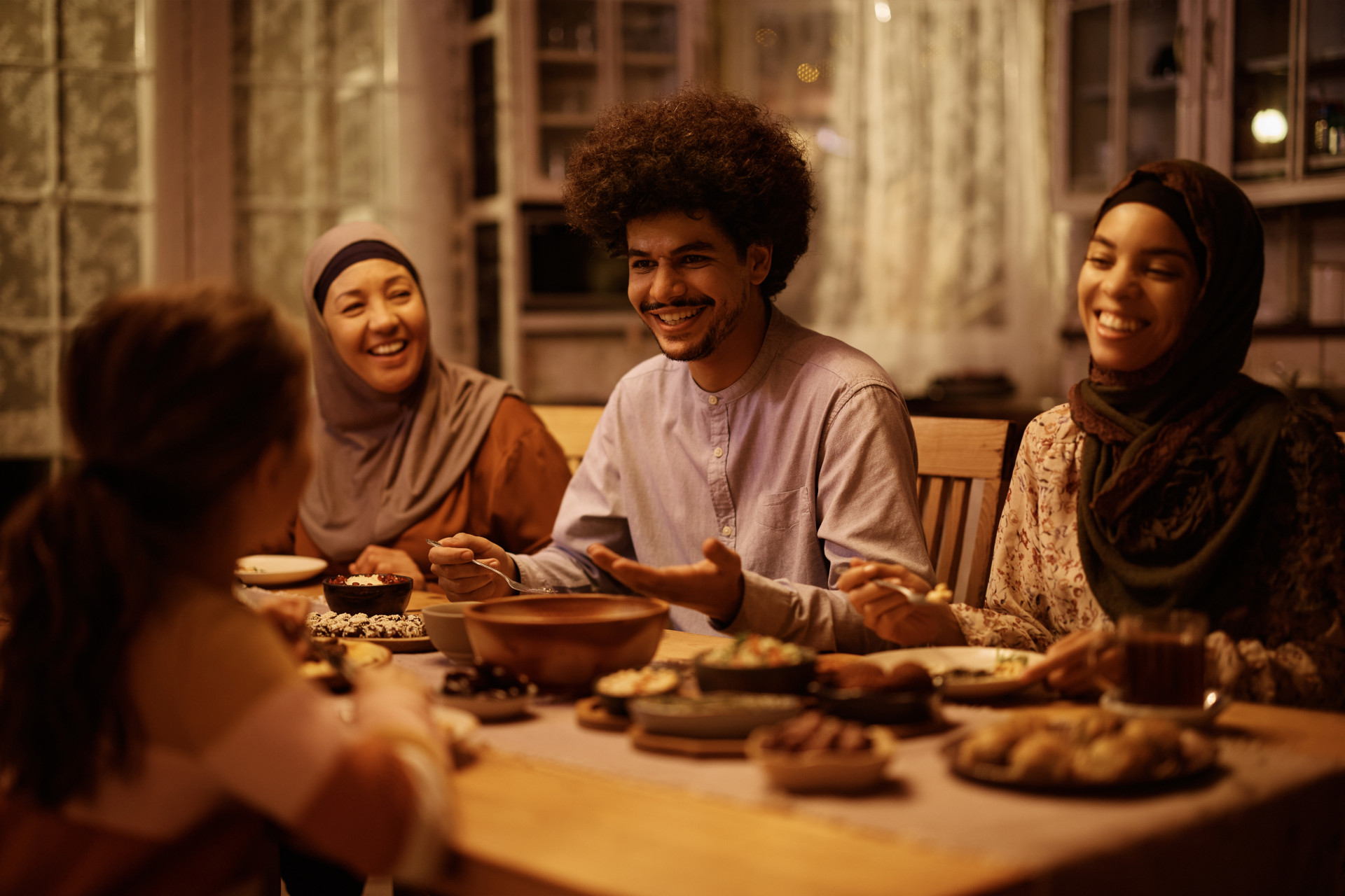 ramadan-familie-eten-maaltijd-eid-al-fitr-vasten-moslims