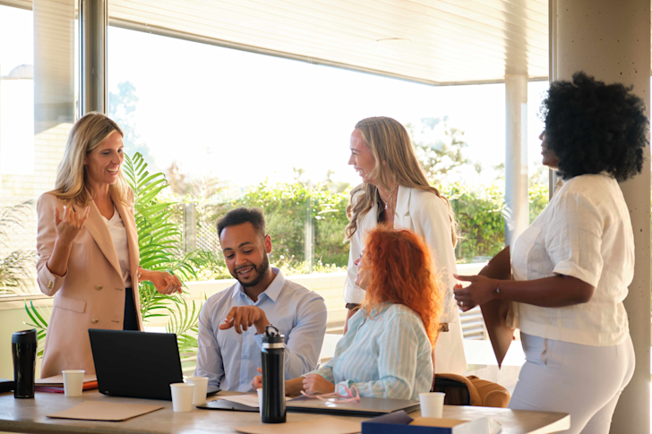 Collega's in gesprek over project