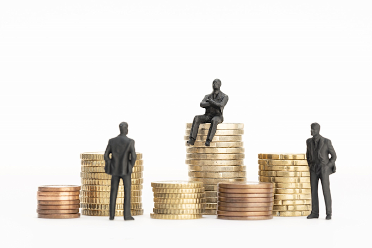 Poppetjes op een stapel munten - Loonstijging minder hoog dan verwacht