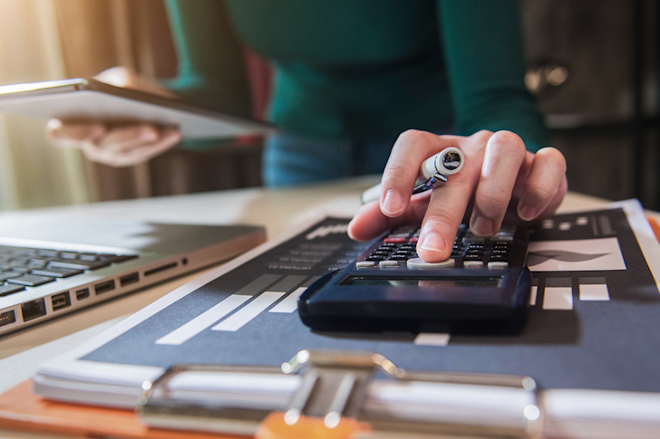 rekenmachine-accountancy-vrouw-boekhouding