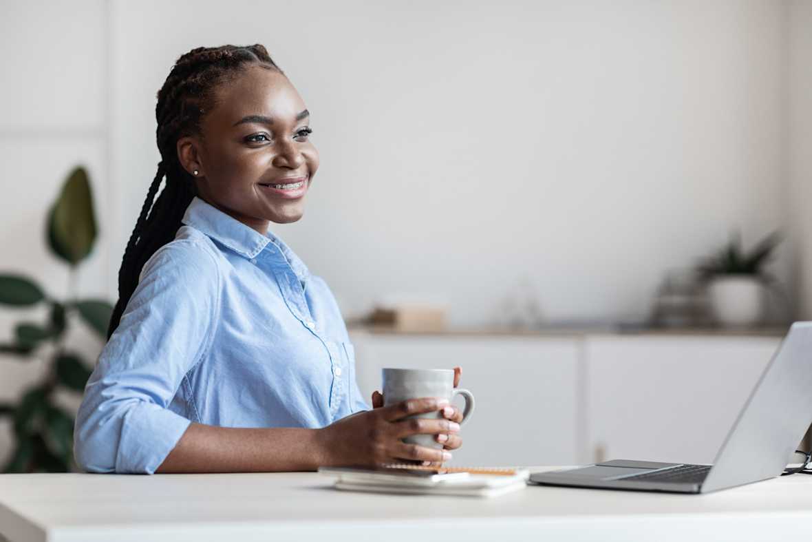dromen-laptop-vrouw-koffie-kantoor-blij-vrolijk-zzp