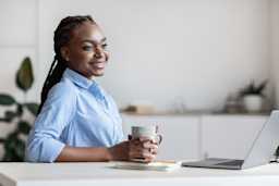 dromen-laptop-vrouw-koffie-kantoor-blij-vrolijk-zzp