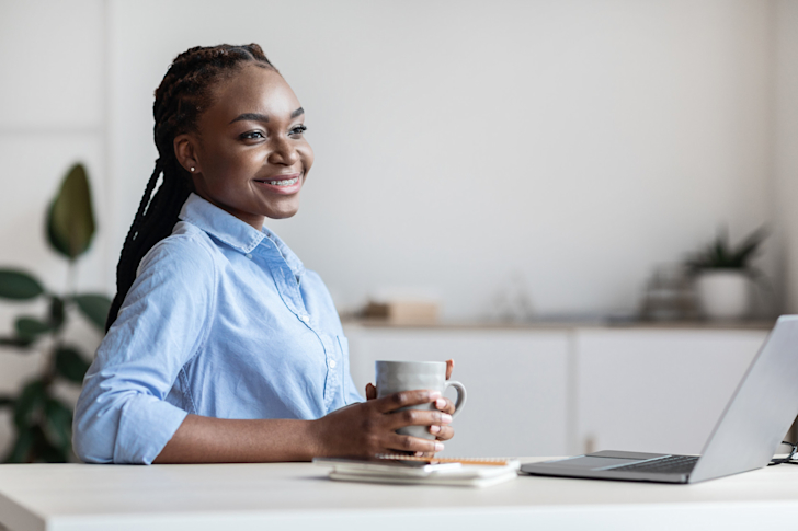 dromen-laptop-vrouw-koffie-kantoor-blij-vrolijk-zzp
