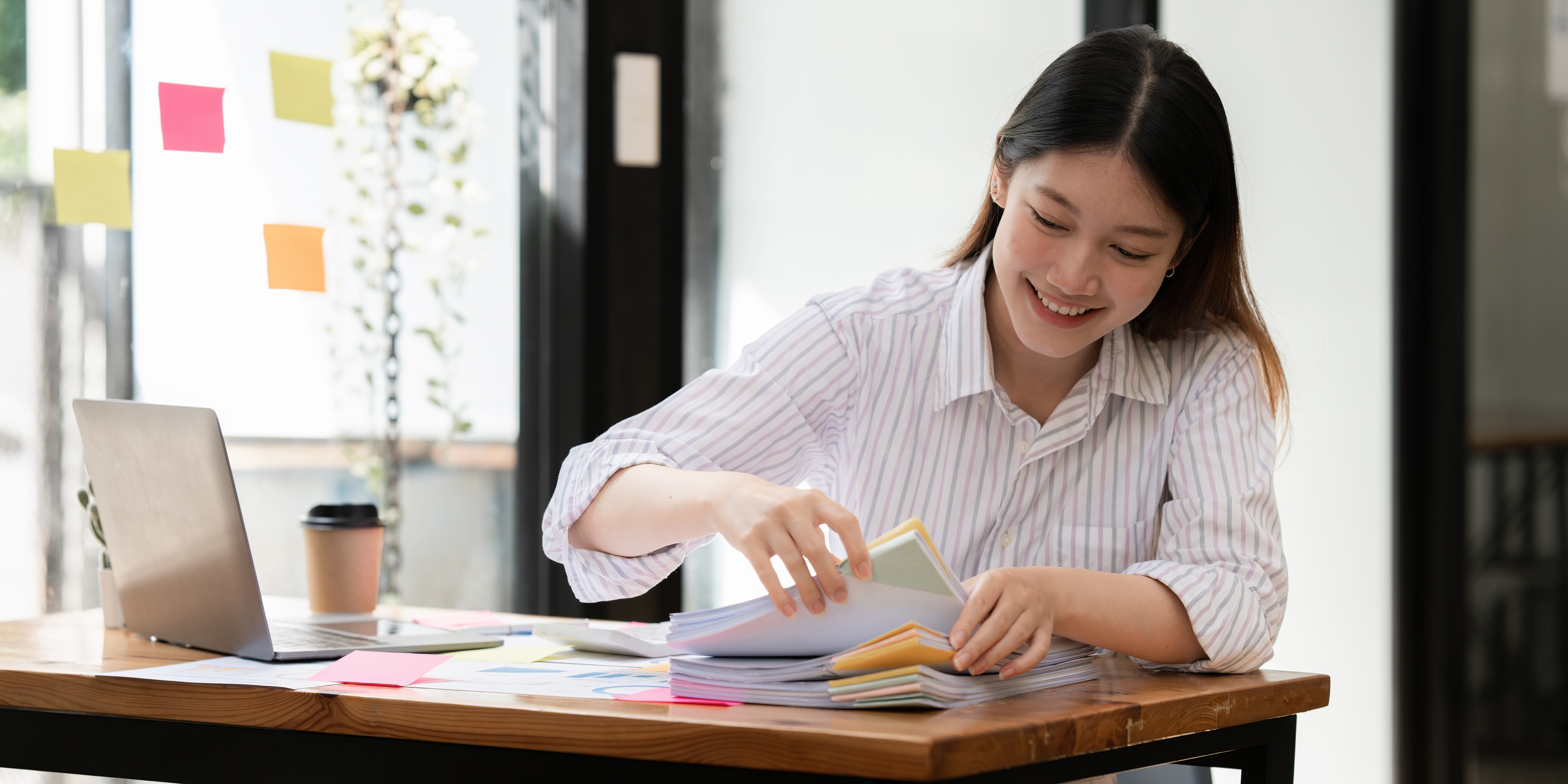 Medewerker doorzoekt documenten bewaartermijn personeelsdossier