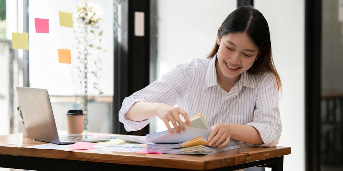 Medewerker doorzoekt documenten bewaartermijn personeelsdossier