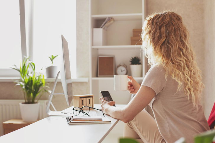 Vrouw- thuiswerken - koffie - computer
