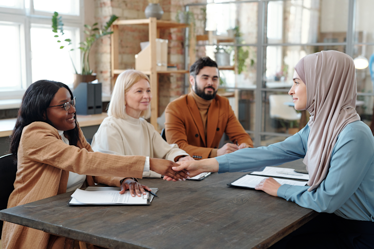 Drie vrouwen en een man aan tafel - sollicitatiegesprek