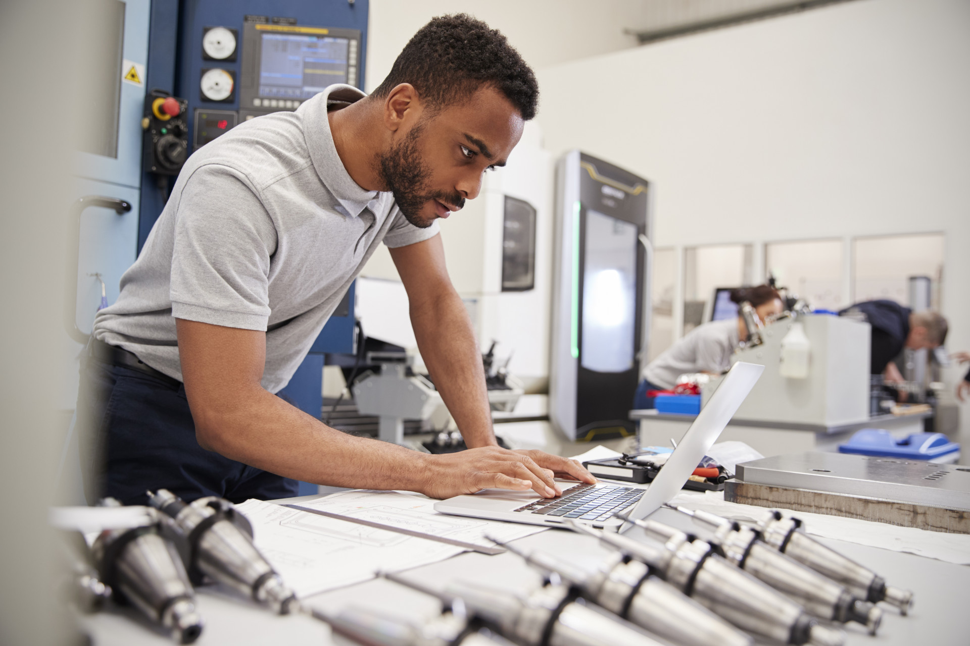 man-engineer-laptop-fabriek-cad-inginieur