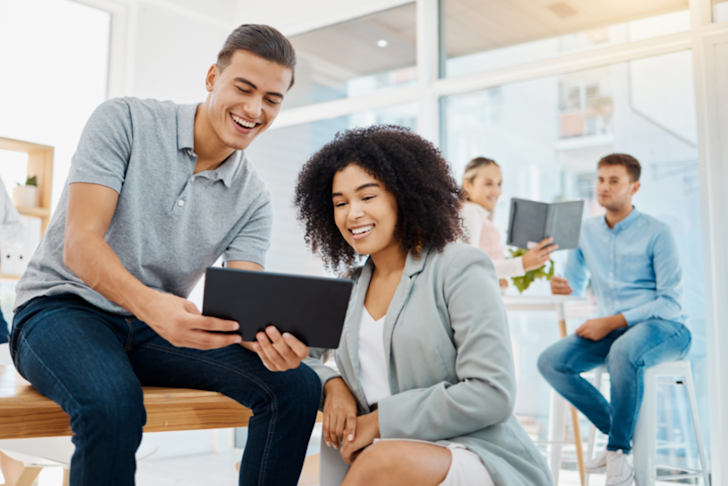 business-team-meeting-op-kantoor-blij