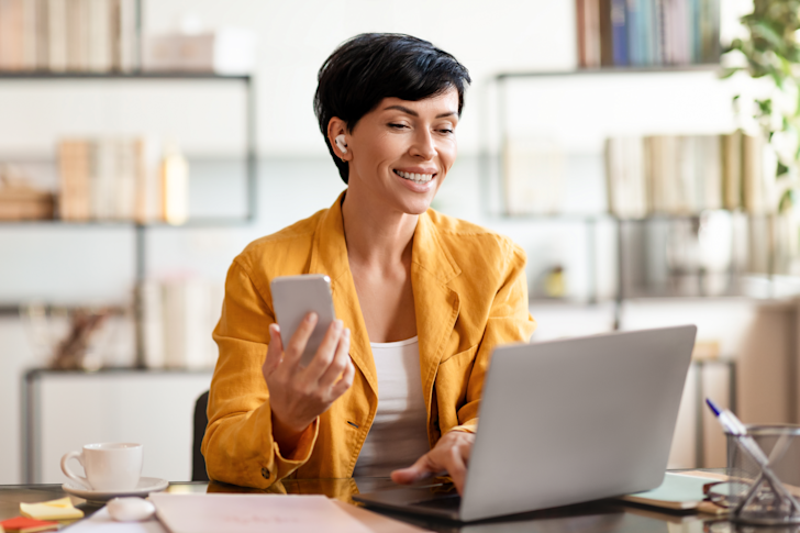 MFA inlog - vrouw telefoon laptop