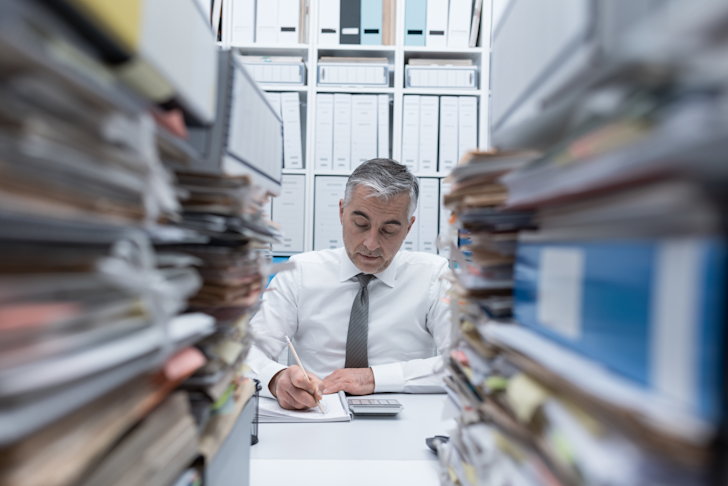manager aan het werk tussen de papieren