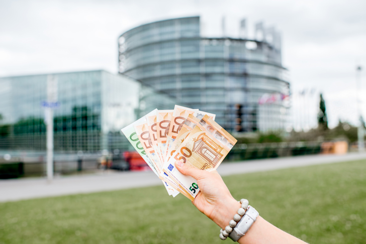 Hand die geld vasthoudt