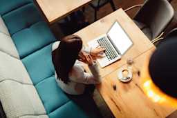 vrouw-administratie-cafe-flexplek-bellen