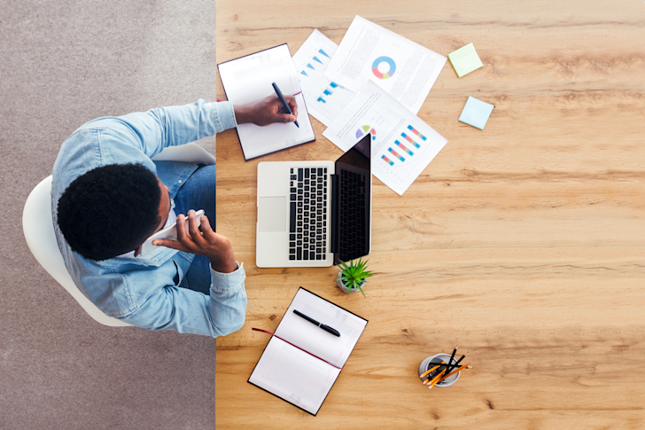 man-bureau-papieren-bellen