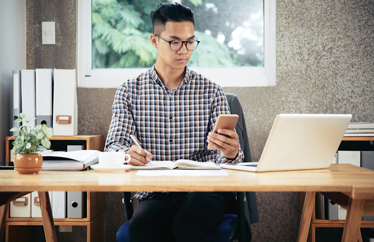 MKBSD - Jonge ondernemer aan bureau