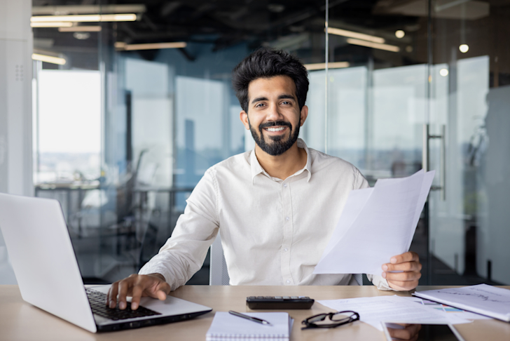 man-kantoor-bureau-blij-laptop