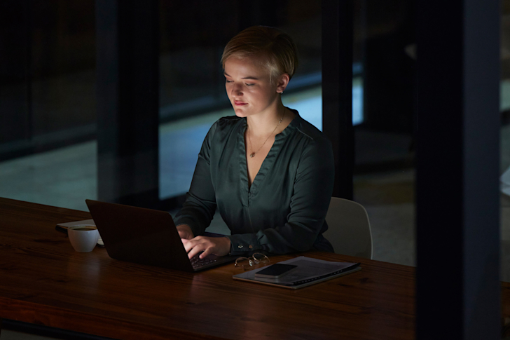 overuren-overwerk-vrouw-laat-avond-laptop-kantoor