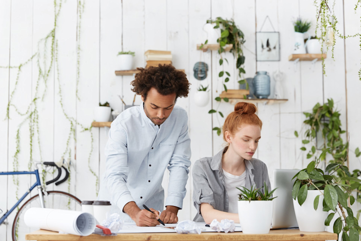 Equal Pay Day - twee designers aan het werk, krijgen ze gelijke beloning voor gelijk werk