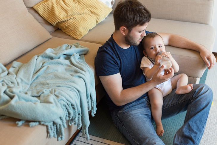 vader-baby-voeden-voeding-verlof-vaderschap-geboorteverlof