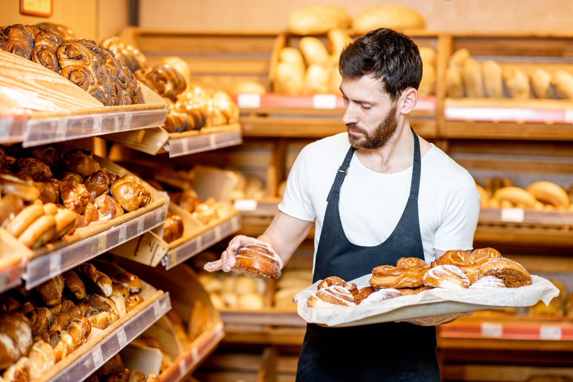 bakker met gebakjes en brood op de achtergrond energie intensief beroep mkb